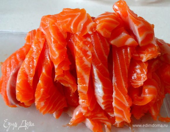 Форель нарежьте некрупными кусочками.