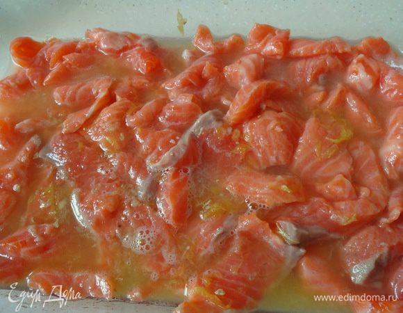 Переложите в стеклянную посуду и полейте соком лайма. Дайте постоять минут 5 и залейте соком лимона. Рыба заметно побледнеет.