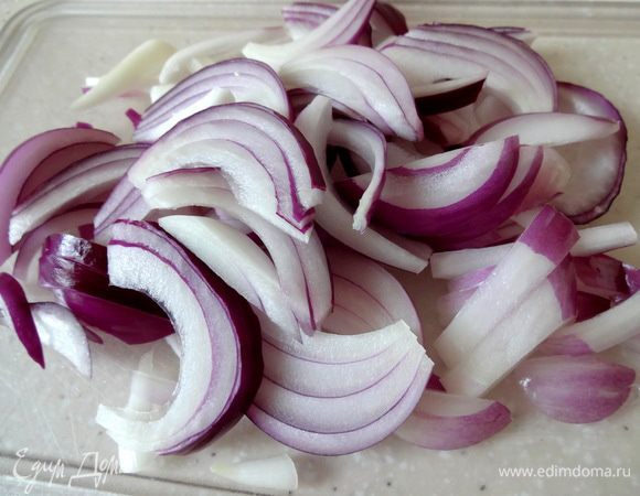 Тем временем нарежьте лук перьями. Немного посолите и помните руками. Промойте под проточной водой.