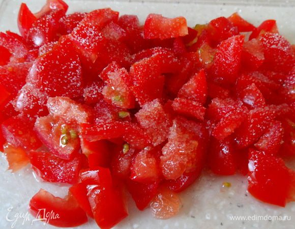 Помидоры нарежьте кубиками, слегка посолите, чтобы они дали сок.