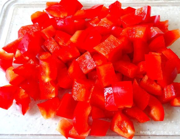 Перец также нарежьте кубиками.