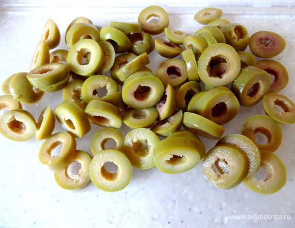 Оливки нарежьте колечками.