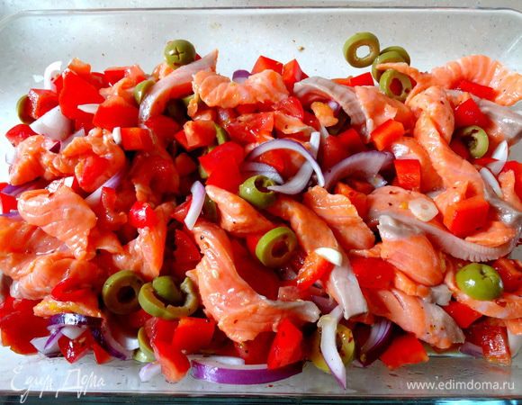 Переложите все составляющие в посуду к рыбе, посолите и добавьте острый перец, перемешайте. Советую добавить немного жгучего перца чили без семян, но у меня не было свежего, поэтому я посыпала сушеным.