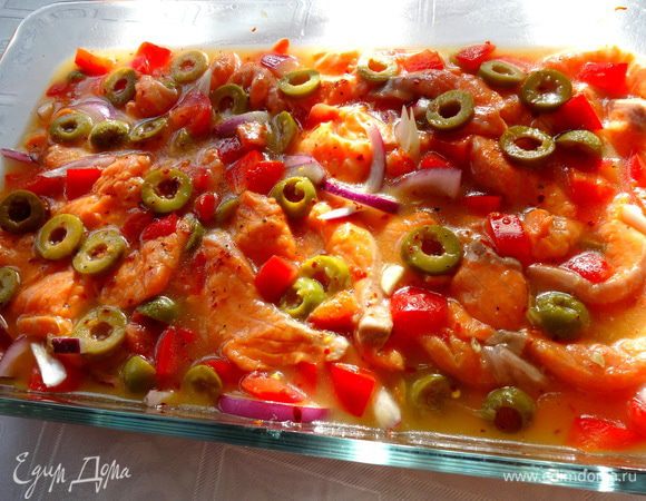 Залейте свежевыжатым апельсиновым соком. Еще раз перемешайте и оставьте на 30 мин. Хотя можно подавать на стол сразу же. Но поскольку я добавила лук и перец, то хотела, чтобы они пропитались цитрусовым соком.