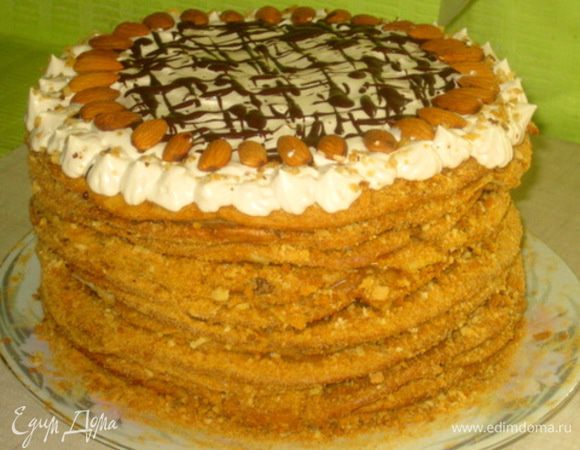 Собираем в таком порядке:

- Корж медовый
- Крем
- Орехи
- Корж слоёный
- Крем
- Корж слоёный
- Крем 
- Корж медовый 
- Орехи
- Корж слоёный
... И так пока не закончатся коржи, закончить надо медовым коржом, а на него крем (чтобы прилипла обсыпка).
Ставить в холодильник на 8 часов, а спустя это время достаём и украшаем сливками. Готово!