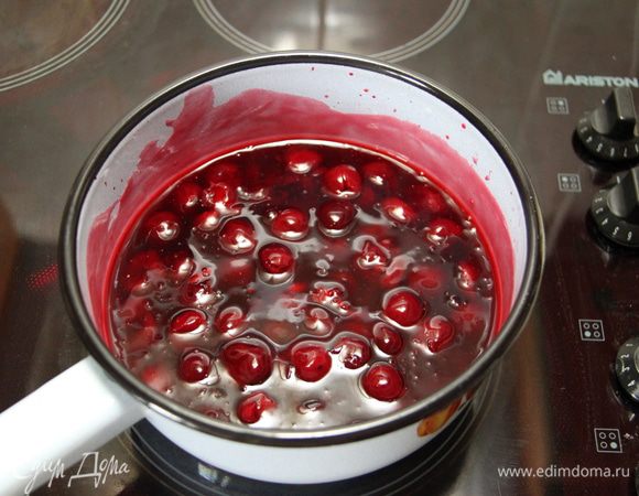 Снять вишневый кисель с огня и добавить отжатую вишню, перемешать. Дать соусу остыть.
