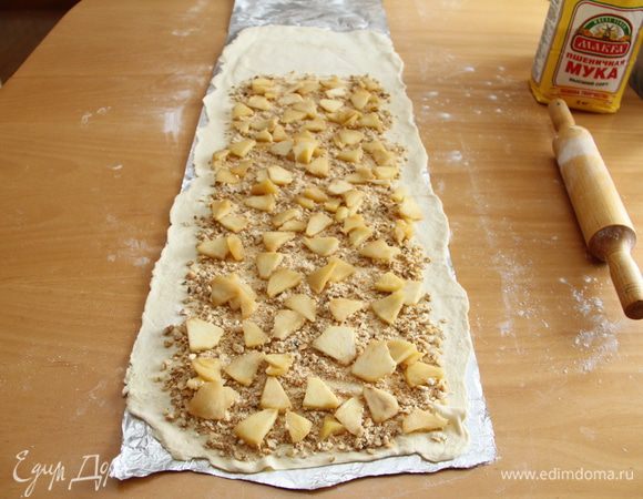 Далее выложить яблоки