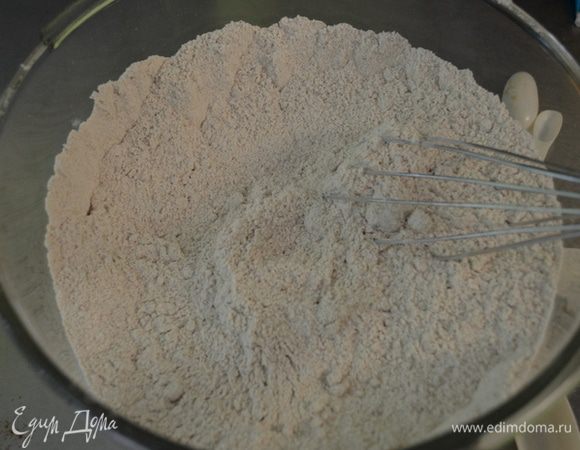 В большой емкости смешаем муку и 5 следующих ингредиентов.
