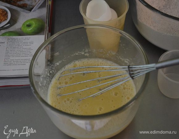 В средней емкости смешаем яйца, яблочное пюре, растит. масло и ванилин.
Выльем в емкость с мукой и перемешаем.