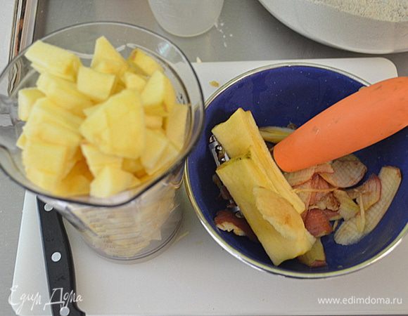 Яблоки почистим и порежем не крупно кубиками. Выложим в общую массу с клюквой и изюмом и перемешаем.