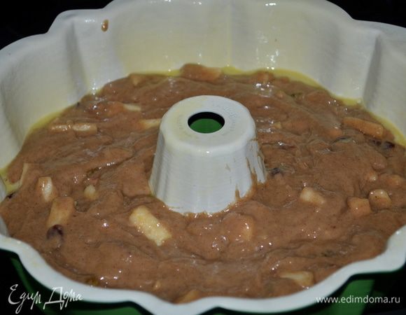 Тесто выльем в форму. Поставим в духовку на 1 час выпекать.