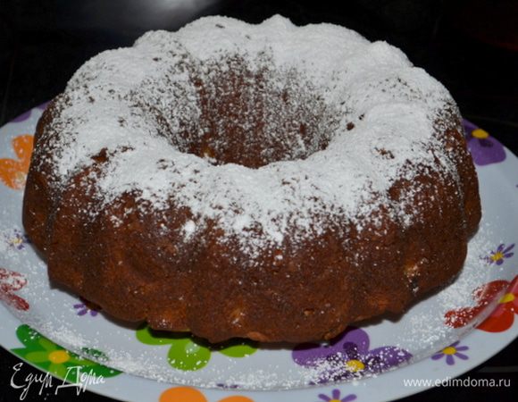 Достанем из духовки и дадим остыть примерно 10 мин. в форме. Перевернем на блюдо, присыпаем по желанию сахарной пудрой и разрежем на порции.