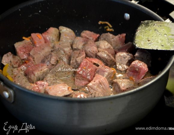 Масло оливковое разогреть на сковороде. Говядину/часть вырезки/, порезанную кубиками, посолить и поперчить. Обжарить говядину до полуготовности (вырезка обычно быстро готова).