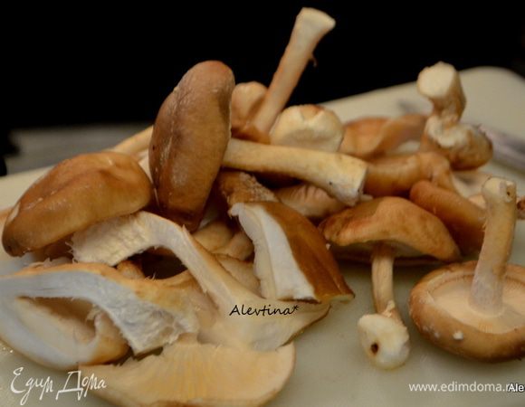 Добавить в сковороду очищенные и промытые грибы, крупно нарезанные, лук шалот кольцами. Тушим примерно 2 мин., помешивая. Добавим белое вино и тушим еще 1 мин.