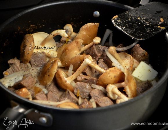 Затем говяжий бульон, сливки, сливочное масло. Перемешаем. Дадим немного прокипеть с открытой крышкой. Жидкость слегка убавится. Посолим и поперчим. 