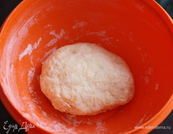 Вымесим тесто, положим его в миску, накроем полотенцем и оставим на 30 минут. Потом обомнем и оставим еще на 20 минут. Повторим все еще 2 раза.
О том,как работать с такого рода тестом,можете посмотреть у меня в рецепте Гебаницы http://www.edimdoma.ru/retsepty/50276-gebanitsa-s-syrom-i-travami-dlya-aleksa 