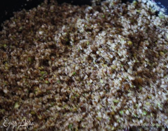  В сотейнике разогреем сливочное масло, всыпем туда все орехи, корицу,ванильный сахар и мед. 
Все хорошенько перемешаем.