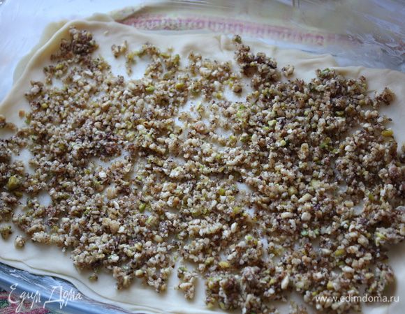 На них выложим 3-4 ст.л. начинки и равномерно распределим. Сверху накроем следующим листочком и так слой за слоем,оставляем лишь два листочка для верхнего завершающего слоя.