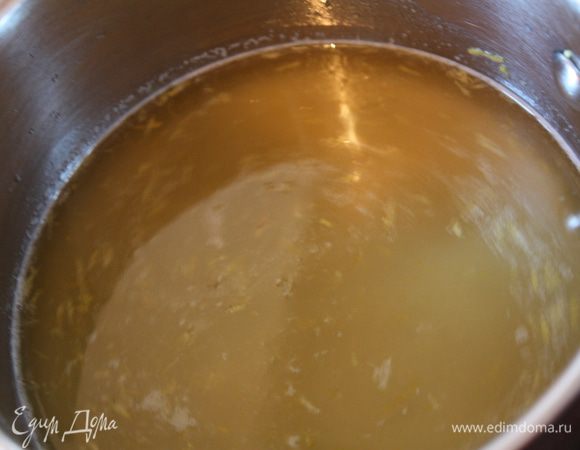 Духовку разогреваем до 180 градусов и отправляем пахлаву на 40-45 минут. Периодически достаем и смазываем верх маслом,чтобы он не пересыхал.
Варим сироп. Смешиваем все ингредиенты для сиропа и варим его на медленном огне 10 минут.