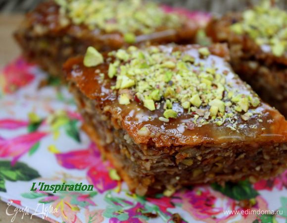 Через 10 минут достаем пахлаву из духовки и выливаем  в форму третью часть сиропа. По истечении 45 минут выливаем в форму весь оставшийся сироп и даем остыть. Приятного аппетита!!!!!