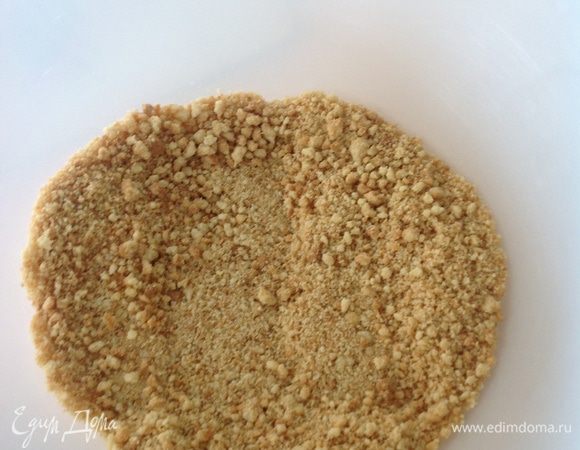 Печенье измельчить,любым вам подходящим способом (но сильно не усердствуйте.... не до пыли! )))