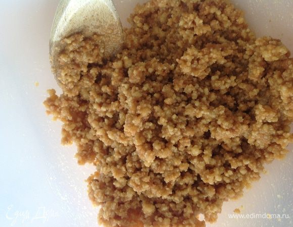 Растопить сливочное масло и смешать с печеньем....добавить кукурузные хлопья.