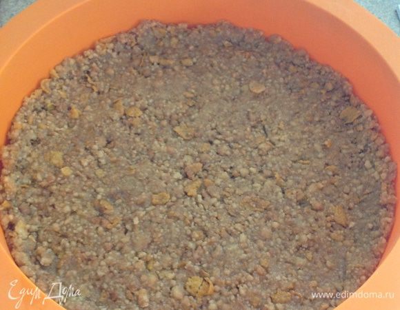 Равномерно разложить полученную  массу по дну формы (разъемной).... поставить в холодильник на время приготовления крема.