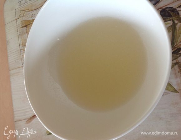 Замочить желатин в холодной воде.