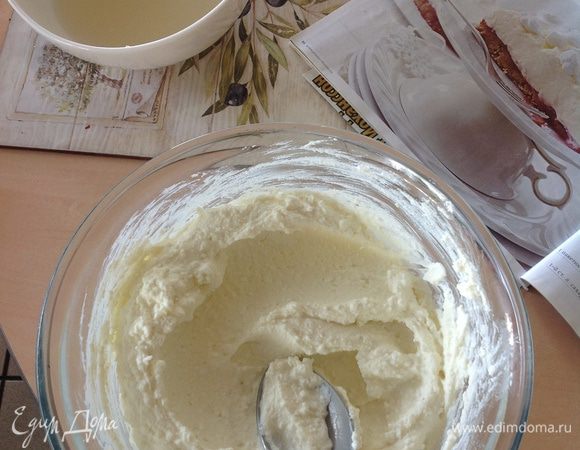 Смешать творог, маскарпоне, сахар.... добавить ванилин. Взбить сливки ....до пиков.... подмешать к массе.