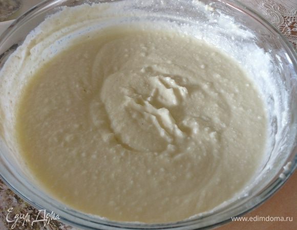 Желатин нагреть на водяной бане до полного растворения... затем немного остудить и добавить в сливочную  массу...равномерно размешав.