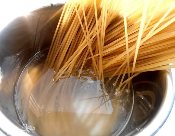 Поставим вариться спагетти в высокую кастрюлю..., добавив 0,5 ч.л. соли в кипящую воду.