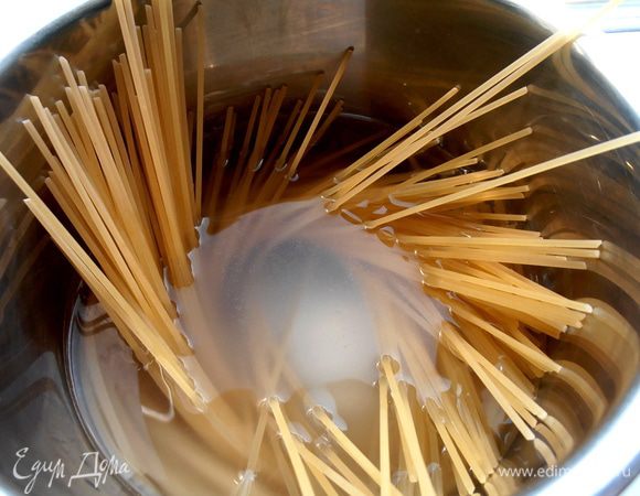 Утрамбовываем в воду и варим,согласно времени на упаковке... Мои варились 7 минут.