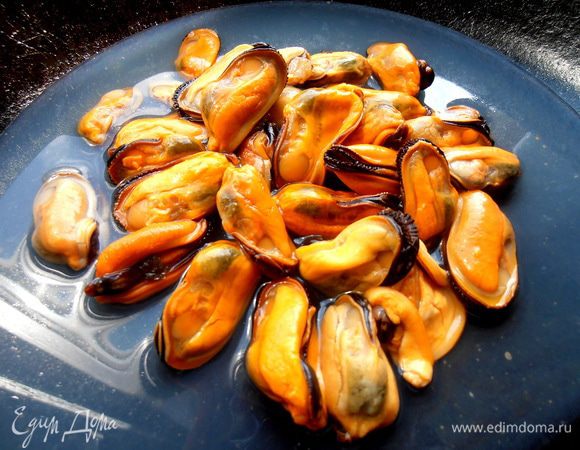 Выкладываем их в высокую сковороду и тушим с вином,слегка выпаривая жидкость...