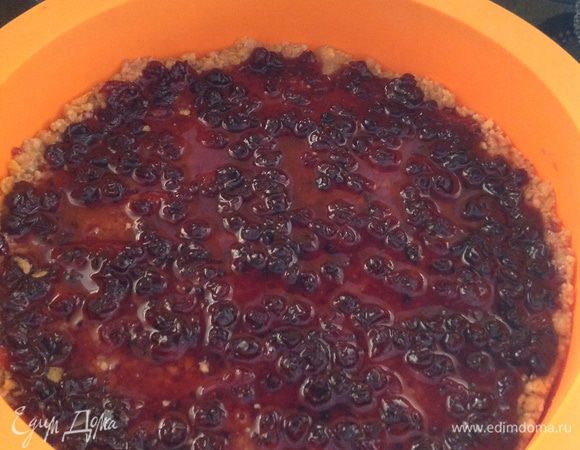 Брусничное варенье распределить по основанию торта....