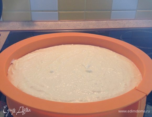 Ванильный крем выложить в форму, поверх варенья и отправить в холодильник....примерно на  4 часа (я оставила на всю ночь)