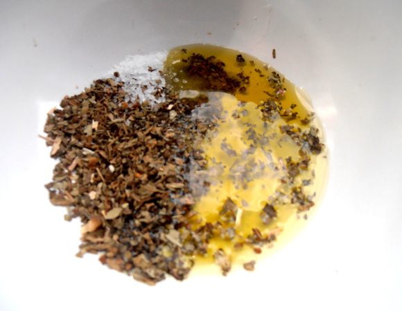 Смешаем базилик с солью (щепотка,так как мидии были с солью!) и оливковым маслом...