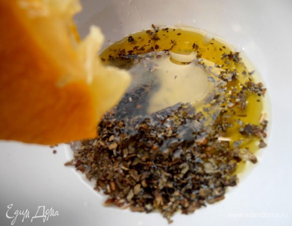 Выдавливаем сок половины лимона... По рецепту Джейми нужен сок всего лимона, но повара сказали, что многовато... Да и по их физиономиям было это видно слегка)))