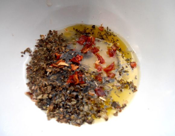 Крошим немного острого перца чили (не забываем после него помыть руки!)))