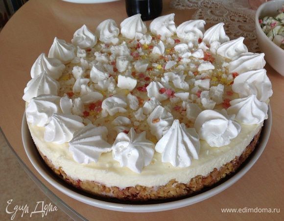 Перед подачей украшаем....в рецепте предлагалось грубо поломать безе, посыпать перед самой подачей крошкой безе и сахарной пудрой.... Я просто разложила печенье по краю, а середину украсила  готовой посыпкой.