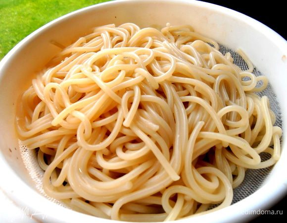 К тому времени спагетти сварились... Откидываем их на сито!