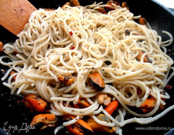 И перекладываем тоже в сковороду... Перемешиваем... Потушим немного.