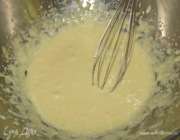 Желтки и сахар взбиваем до побеления массы