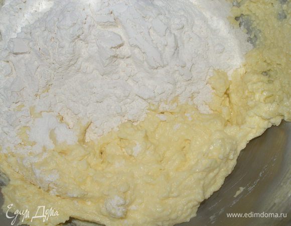 Постепенно добавляя муку с разрыхлителем, замесить мягкое тесто,по необходимости можно добавить еще муки. Тесто должно получится мягким, но при этом держать форму.