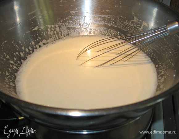 Берем кастрюльку большего размера, наливаем воду и ставим на огонь. Главное взять кастрюльку такого размера чтобы наша миска не доставала до воды. Когда вода начнет закипать ставим миску на огонь и взбиваем  массу. Взбиваем до тех пор пока масса не загустеет и приобретет консистенцию пены.  Вода в нижней кастрюльке должна все время кипеть. Мы должны заварить желтки.  Когда масса загустеет снимаем с огня.  Это первый вариант крема, и после того как сняли с огня можно разлить по формочкам и убрать в холодильник часов на 5. 