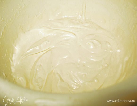 Второй вариант крема.  Замачиваем желатин в 2 ст.л. холодной воды.  Добавляем в яично-шампанскую массу, растворяем и охлаждаем. Взбиваем холодные сливки в крепкую пену.  