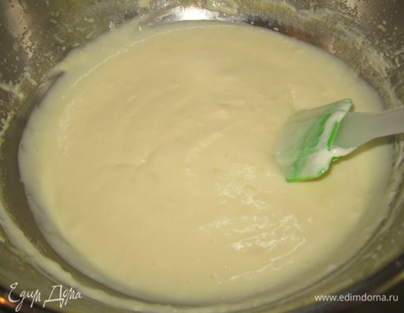 Соединяем взбитые сливки с яично-шампанской массой. Аккуратно перемешиваем, снизу вверх. Если взять более жирные сливки, то можно попробовать и без желатина (но это в том случае если крем будет в бокале). 