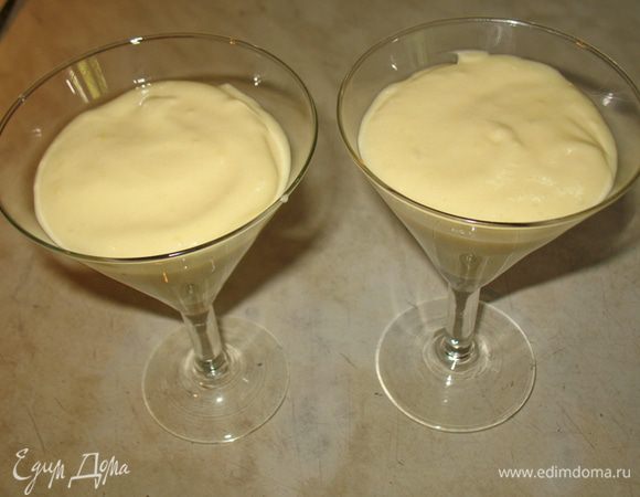 Разливаем нашу массу по бокалам и ставим в холодильник минимум на 2 часа. 