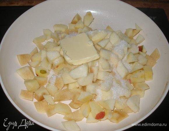 Приготовить начинку... Яблоки вымыть, очистить, порезать кубиками и протушить на маленьком огне, с сахаром и сливочным масло.