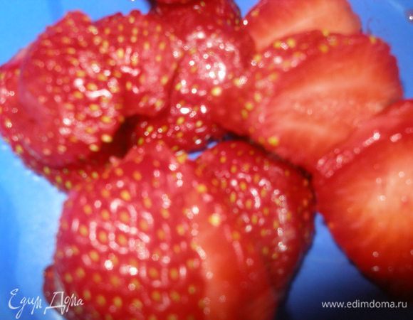 Клубнику вымыть, просушить и нарезать ломтиками.