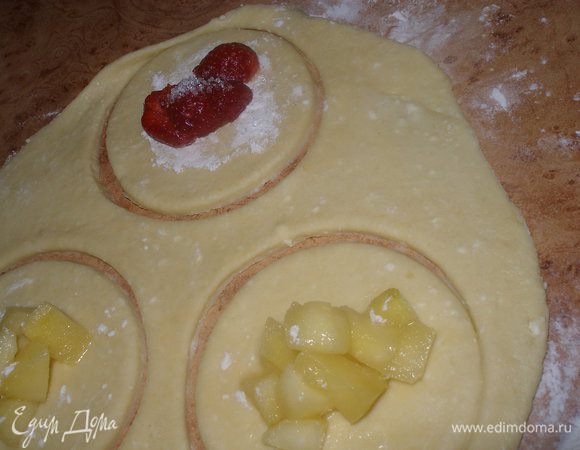 Тесто разделить на несколько частей. Раскатать в пласт толщиной мм.5, вырезать кружочки. Положить начинку... яблочную и клубнику с сахаром.